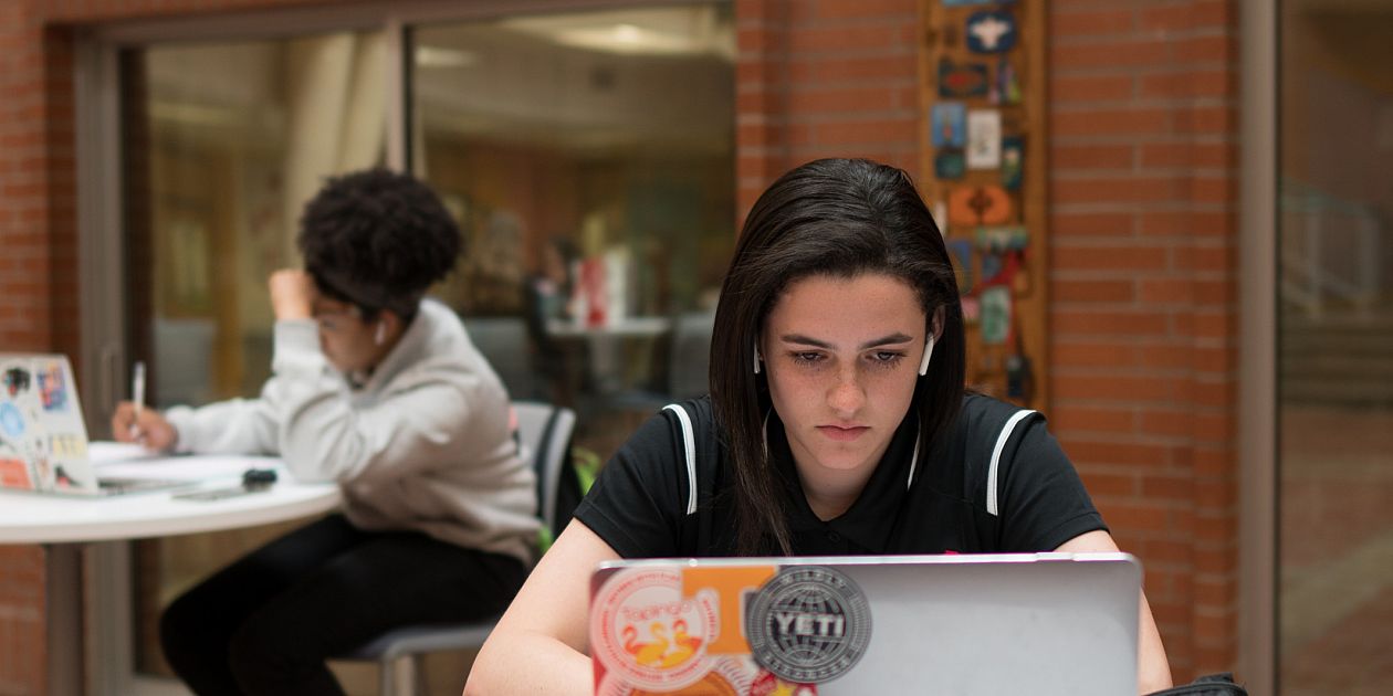 Egri yoyilgan oyoqlar porno Kaliningraddan jinsiy aloqa izlayotgan qizlar