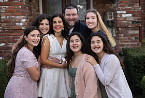Teresa Peinado Bowes '90 & Family Audrey '24, Lily '22, Amelia '25, Allison '25, Maggie '22 and Jim. (f...
